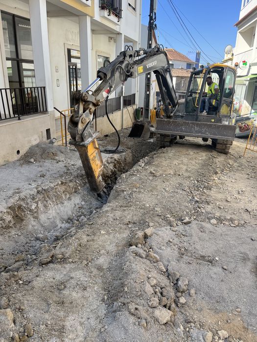 Serviço de máquinas camião grua e carrinha basculante
