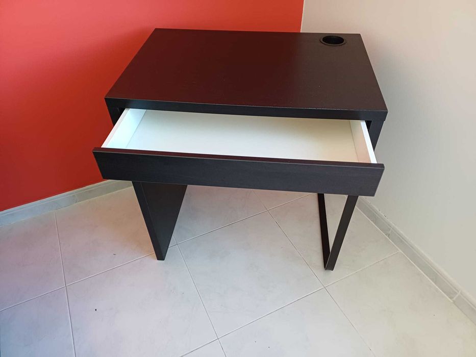 Secretária modelo Ikea