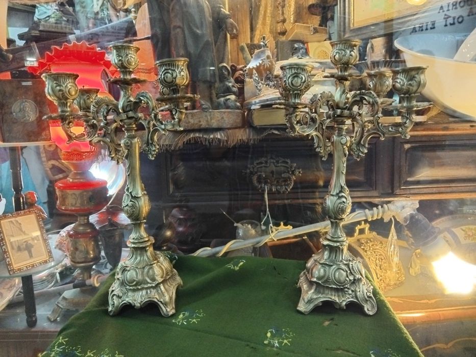Par de candelabros em bronze  com 5 velas