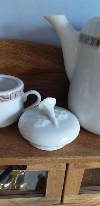 Piękny porcelanowy dzbanek