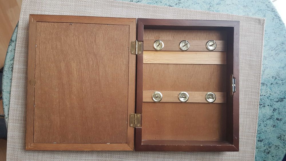 Drewniany wieszak na klucze z lustrem,