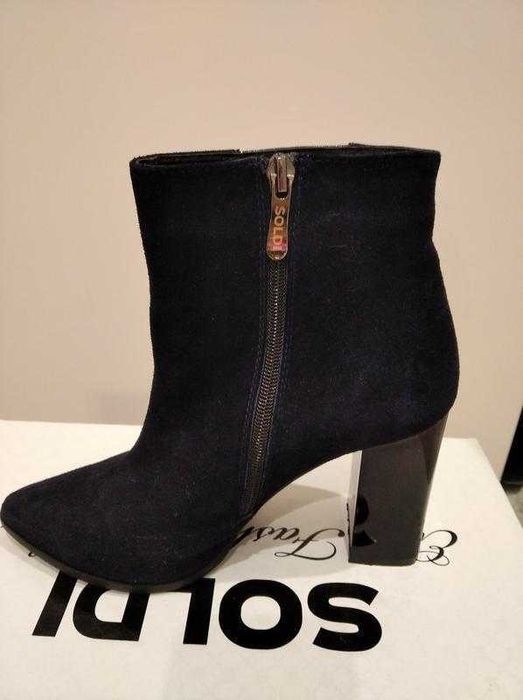 Ботинки замшевые на каблуке ботильоны