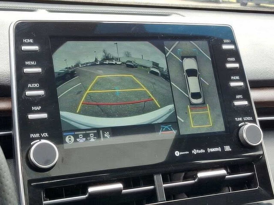 Toyota Avalon Hybrid XLE      2021