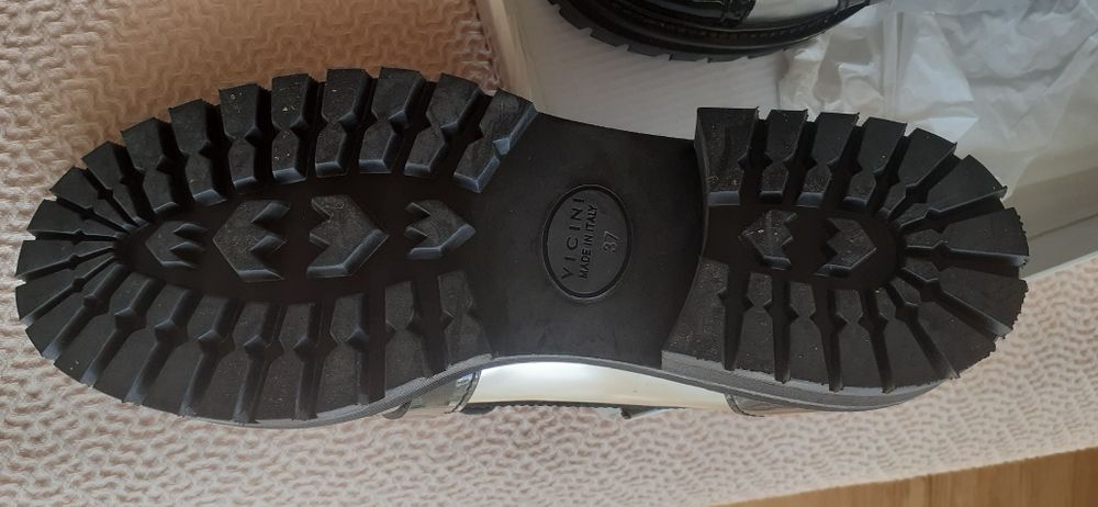 Dois pares de sapatos novos de Marca