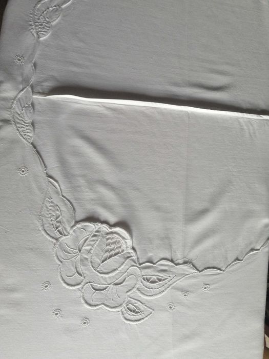 biała pościel z delikatnym haftem