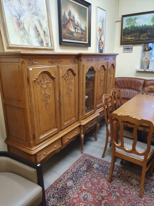 Stylowy komplet drewnianych mebli do salonu w stylu Ludwika