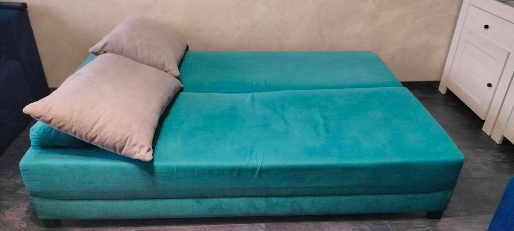 Sprzedam sofa rozkładaną w kolorze turkusowym, z funkcją spania