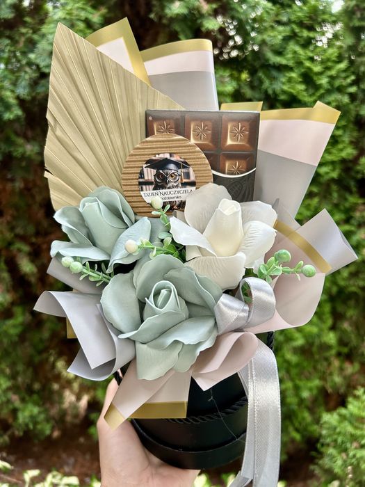 Flowerbox z kwiatami mydlanymi i czekoladą Dzień Babci