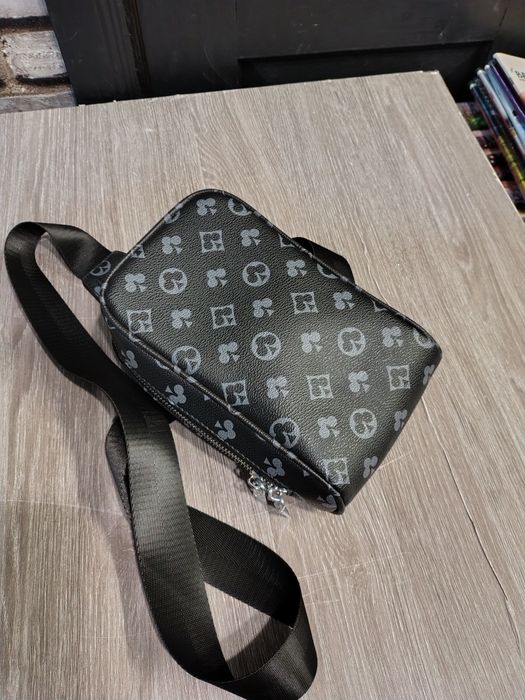 Стильная чёрная сумка через плечо (унисекс)