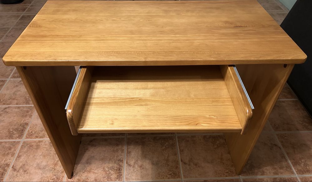 Secretária de madeira maçica.