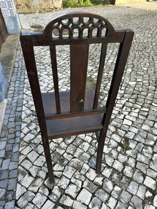 Cadeira individual de madeira
