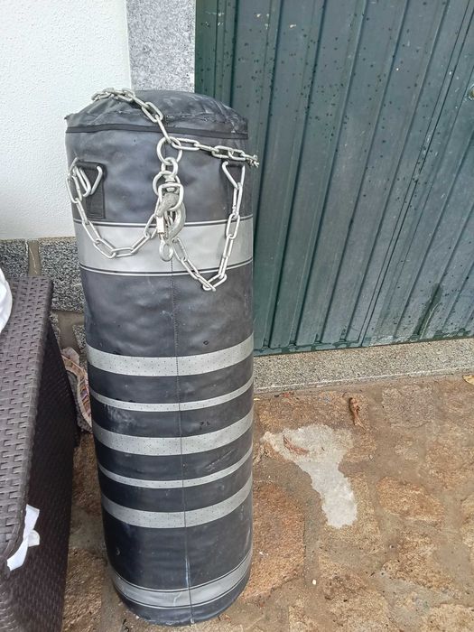 Máquina de ginásio e saco de boxe