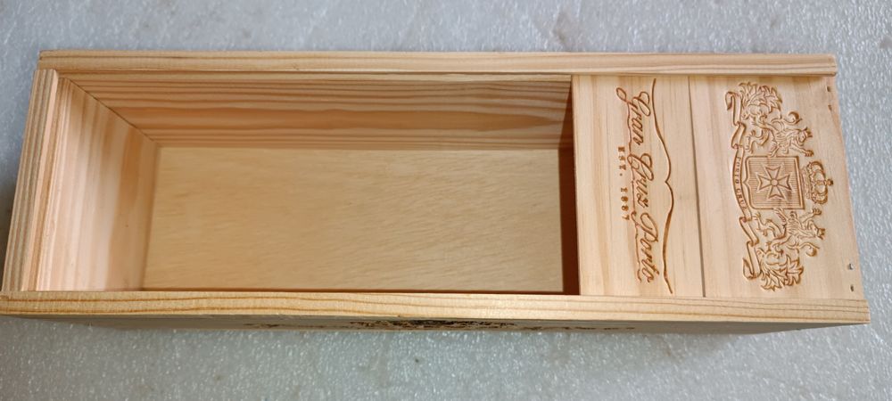 Antiga Caixa de madeira de vinho do porto timbrada assinada?