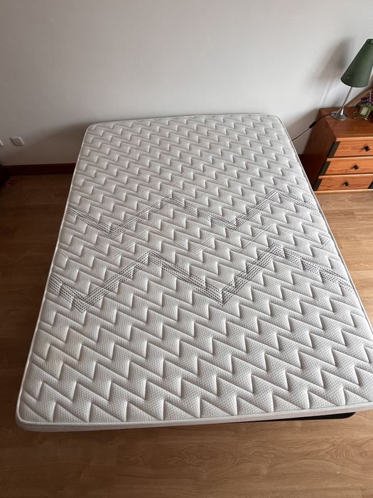 Estrado 200 cm x 150 cm com colchão