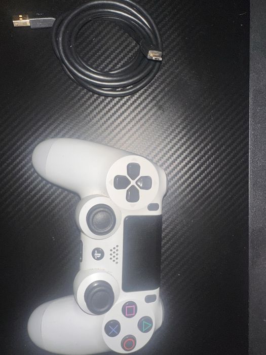 PS4 Pro + Comando Branco + 6 Jogos