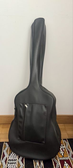 Guitarra acústica Maison com estojo incluído.