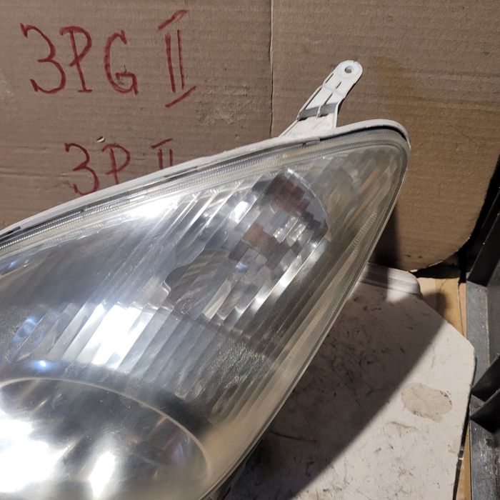 Lampa przód lewa Toyota Corolla Verso I E12 2003r oryginał