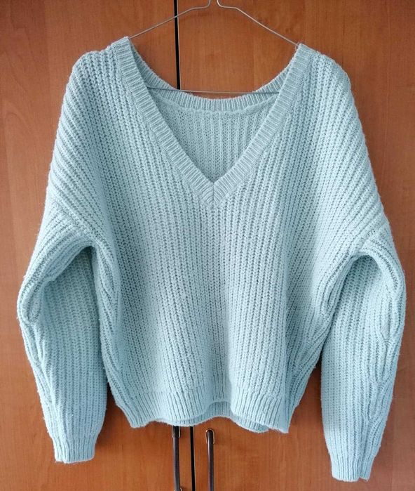 Turkusowy sweter w serek
