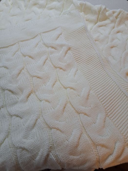 Плед вязанный белый.