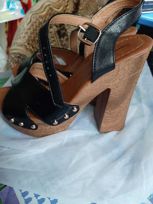 Женская осенняя и летняя обувь