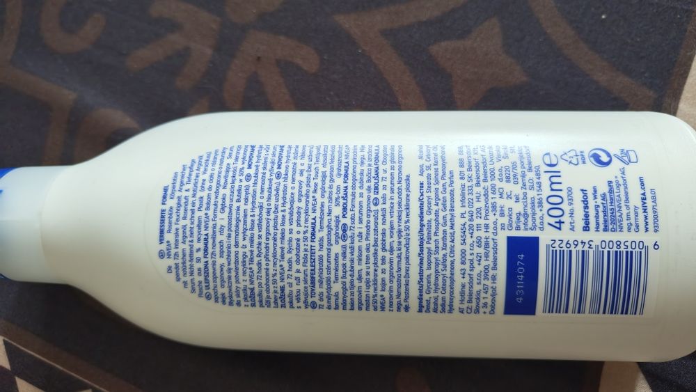Nivea. Balsam do ciała nawilżający o zapachu róży.