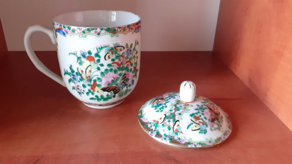 Ceramiczny kubek z przykrywką