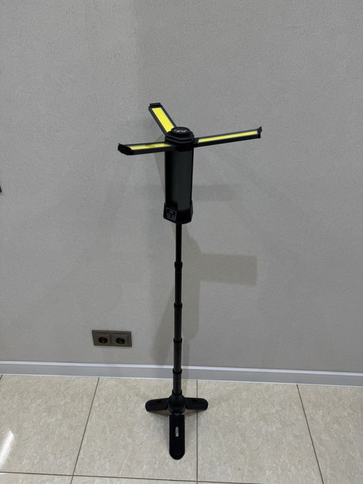 Світлодіодна робоча лампа на штативі з 3 пелюстками