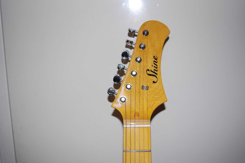 Stratocaster - Guitarra elétrica e Pedal