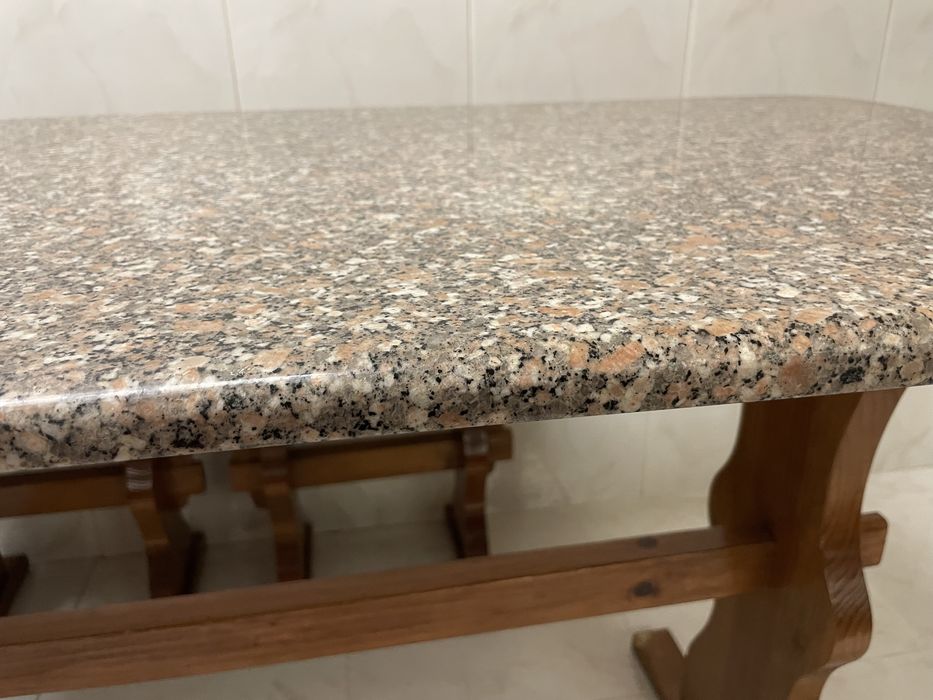 Mesa em Madeira Maciça e Pedra Mármore com 4 bancos tudo como Novo 123cmx63cmx74 Altura