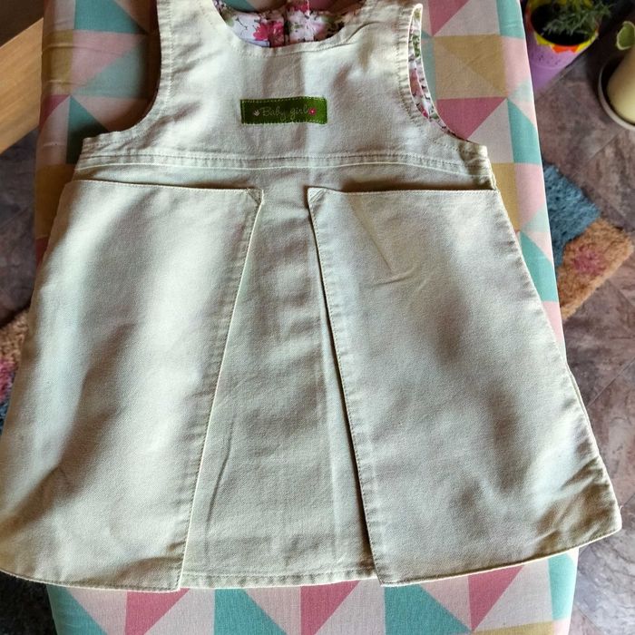 Vários vestidos bebé