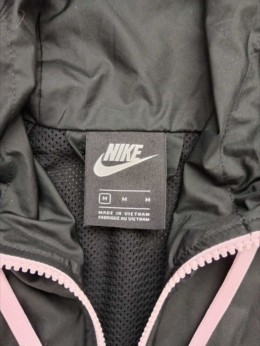 Жіноча вітровка Windrunner Nike