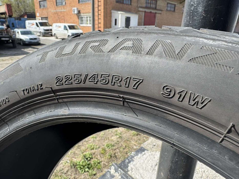 Літні шини Bridgestone 225/45 R17
