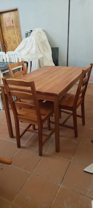 Conjunto de mesa e cadeiras