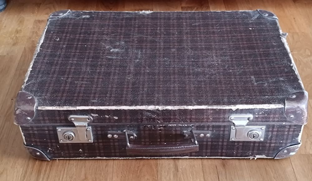 Stara walizka podróżna tekturowa PRL