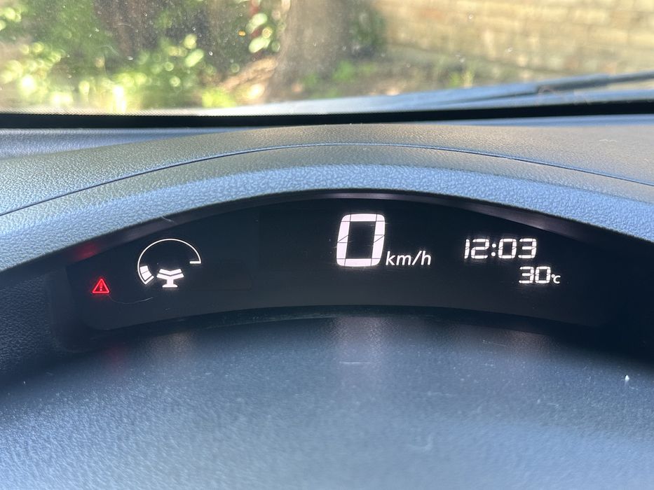 Nissan Leaf продається електромобіль Нісан Ліф в дуже хорошому стані, чистий , доглянутий , без технічних вкладень