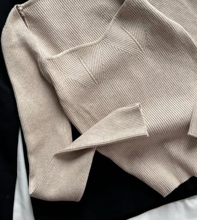 Кофта у рубчик з вирізом