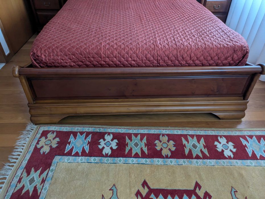 Mobilia quarto, em madeira Cerejeira. Cama+ duas mesas cabeceira+ poltrona +camiseiro