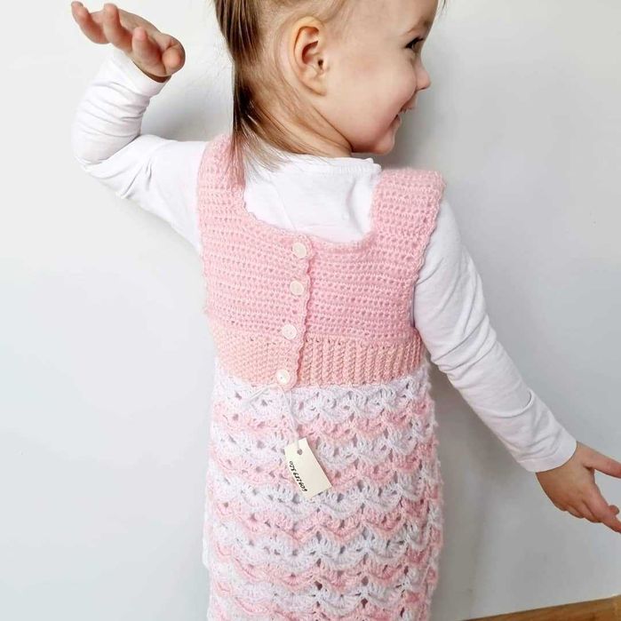 Sukienka robioną na szydełku dla dziewczynki