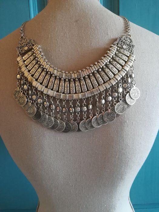 Colar prateado estilo árabe