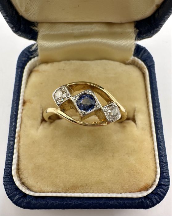 Złoty pierścionek antyk 750 z szafirem 0,22ct i diamentami 0,20ct