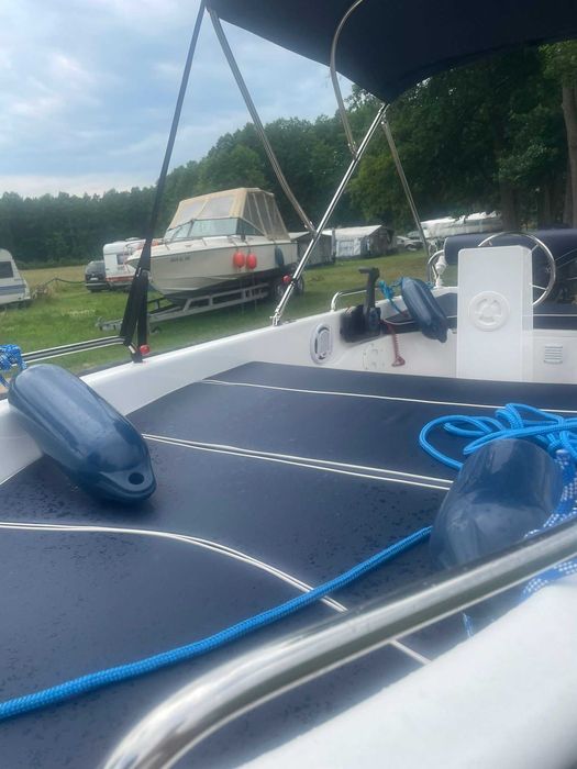 Łódź turystyczna z silnikiem Tohatsu 20 kM