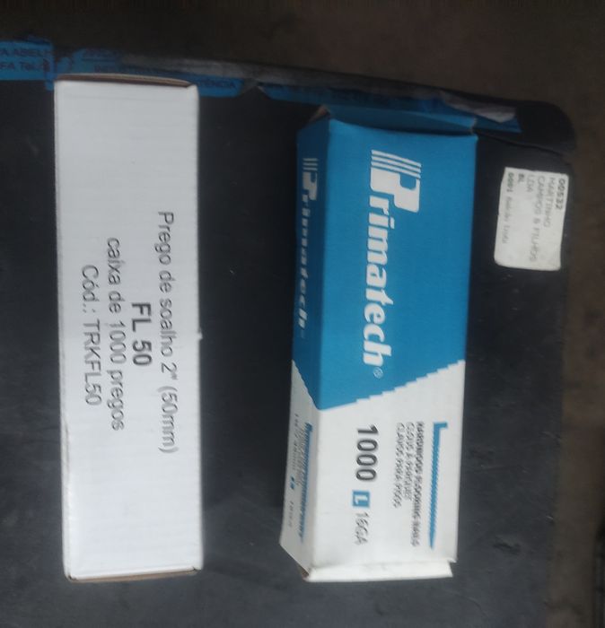 Pregos de soalho em L