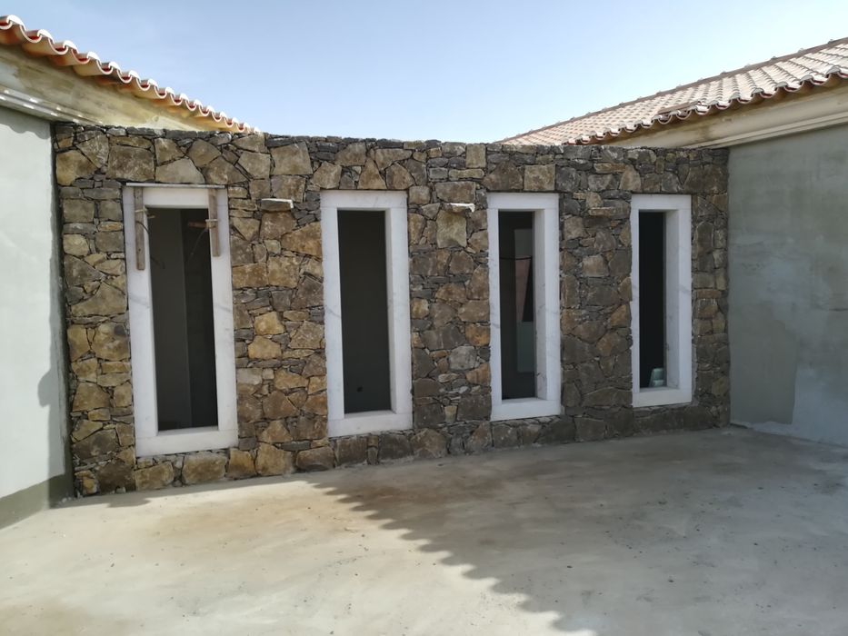 Fazemos Trabalhos de muros rústicos/Norte a Sul do país