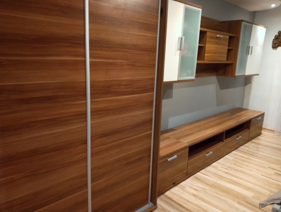 Meble pokojowe w dobrym stanie + komoda gratis