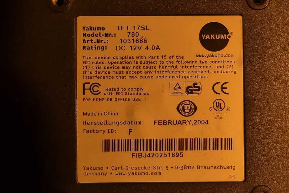 Yakumo - monitor , zgrabny , sprawny , kompletny .