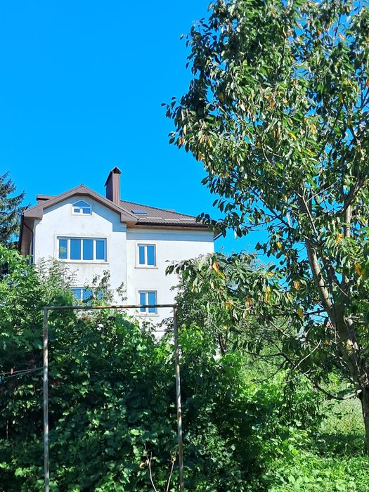 Продається трьохповерховий будинок в м.Монастириська