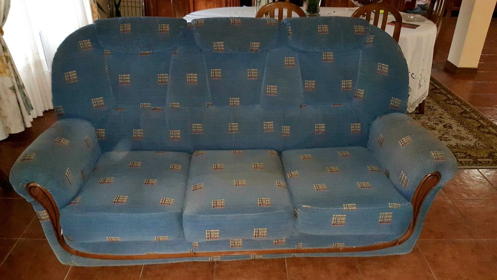 3 sofás em tecido