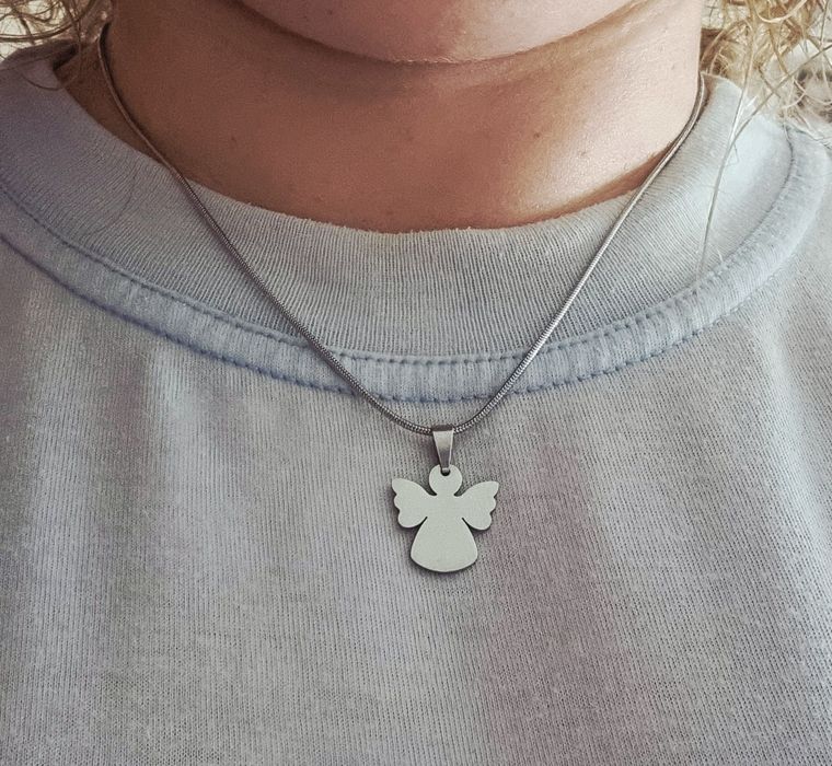 Colar prateado, em aço, malha rabo de rato com pingente anjinho.