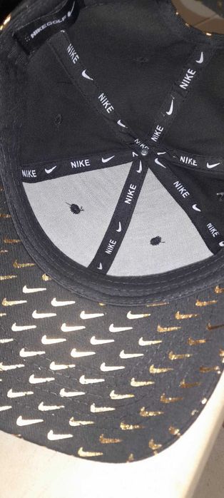 Boné preto com logos dourados Nike