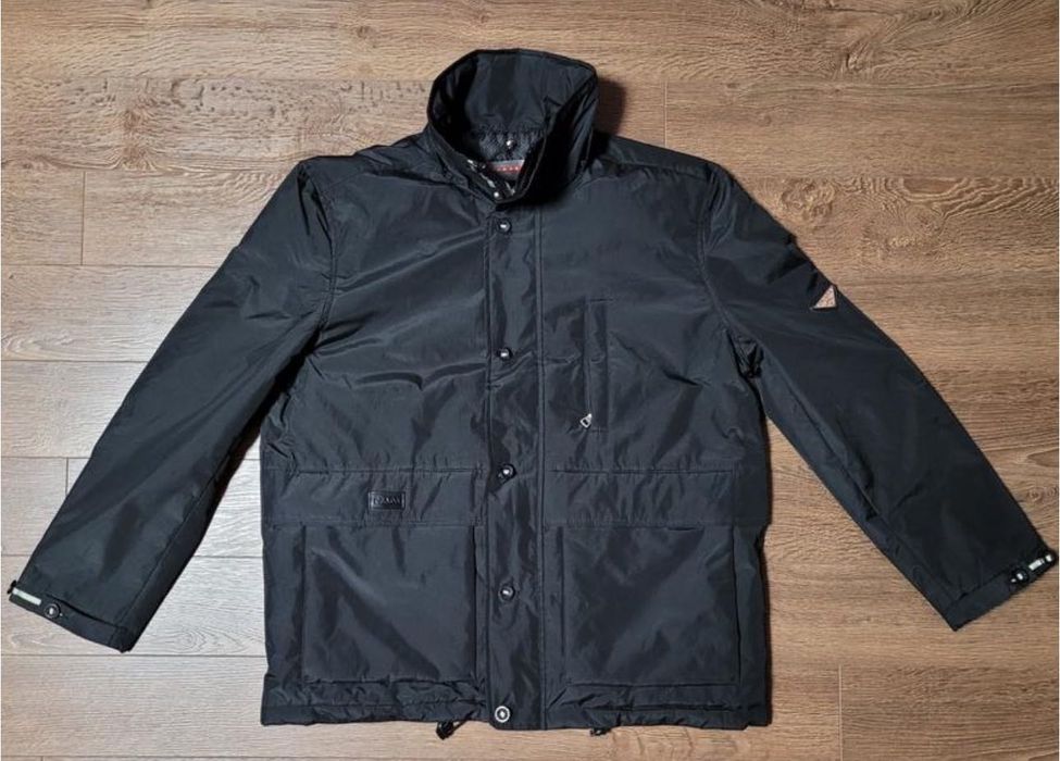 Продам куртку Prada (оригинал).